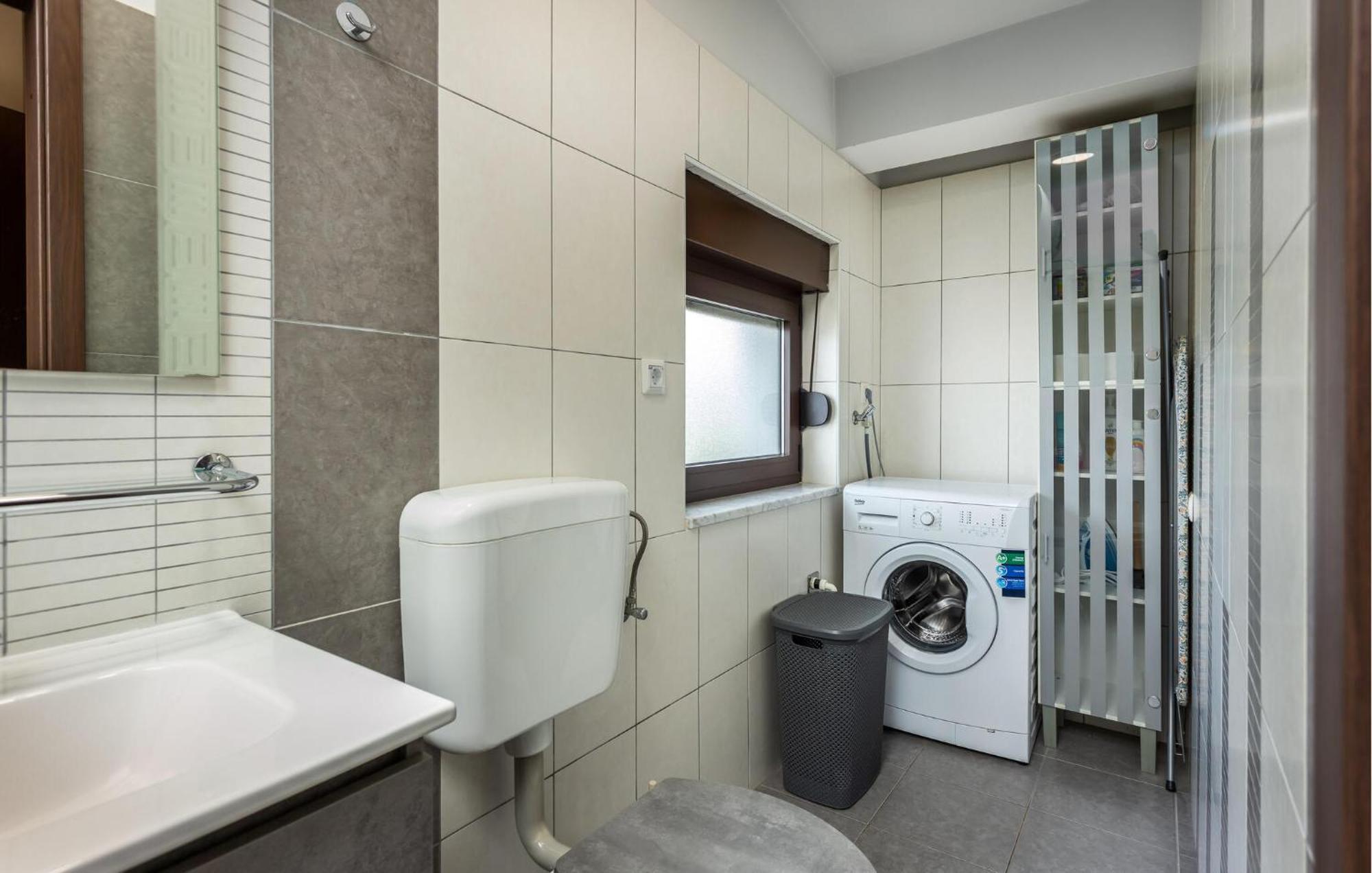 Cozy Apartment In Novi Vinodolski With Kitchen Exteriör bild